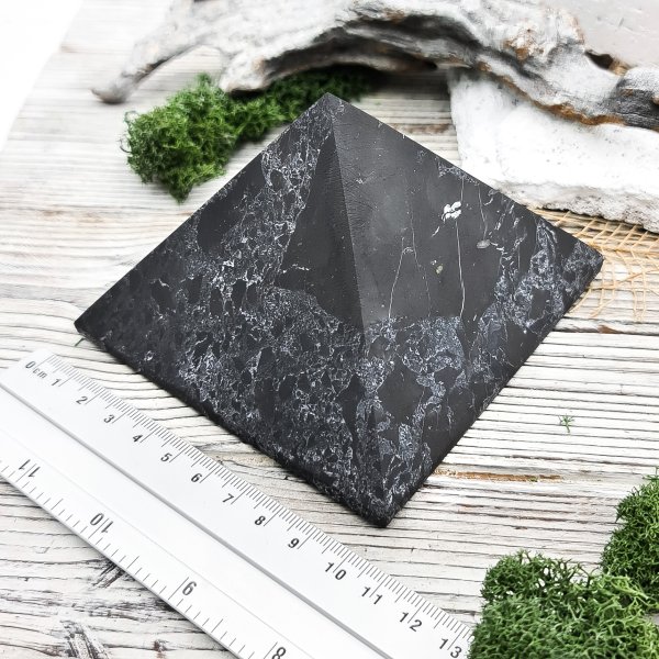картинка Пирамида с кварцем 10 см, шунгит от интернет- магазина Планета шунгита