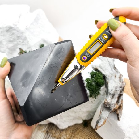 Куб полированный со скошенным краем 10 см, шунгит