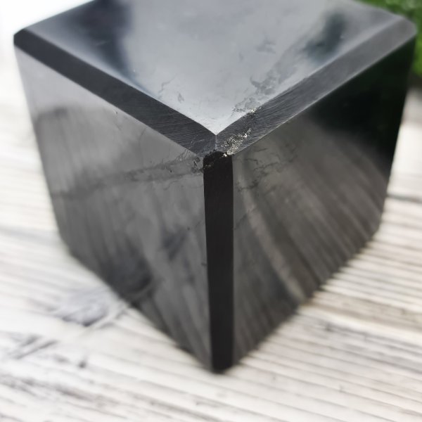 картинка Куб полированный 6 см, шунгит от интернет-магазина Планета Шунгита