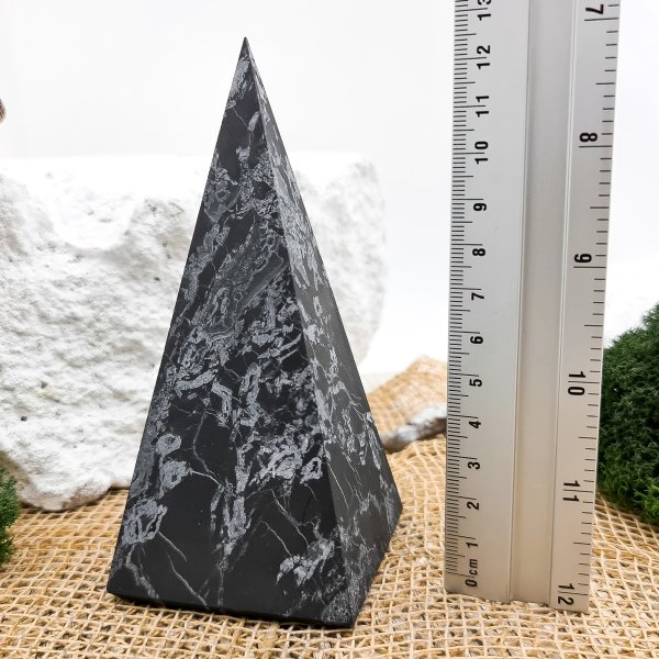 картинка Пирамида Голода с кварцем 6 см, шунгит от интернет- магазина Планета шунгита