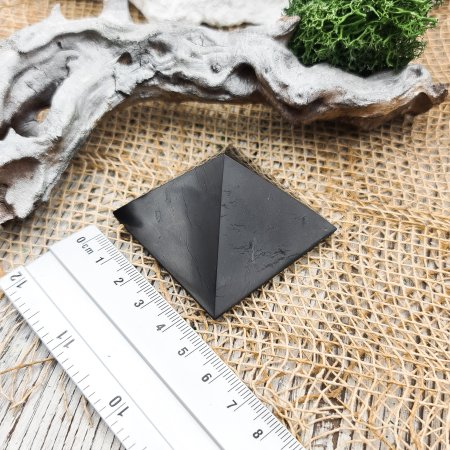 Пирамида полированная 5 см, шунгит Пирамида полированная 5 см, шунгит