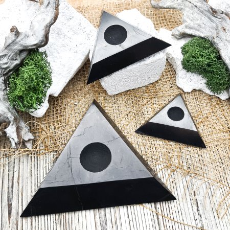 Подставка для шара/яйца треугольная большая, шунгит Подставка для шара/яйца треугольная большая, шунгит