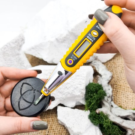 Плитка круглая полированная c гравировкой Трикветр 5 см, шунгит