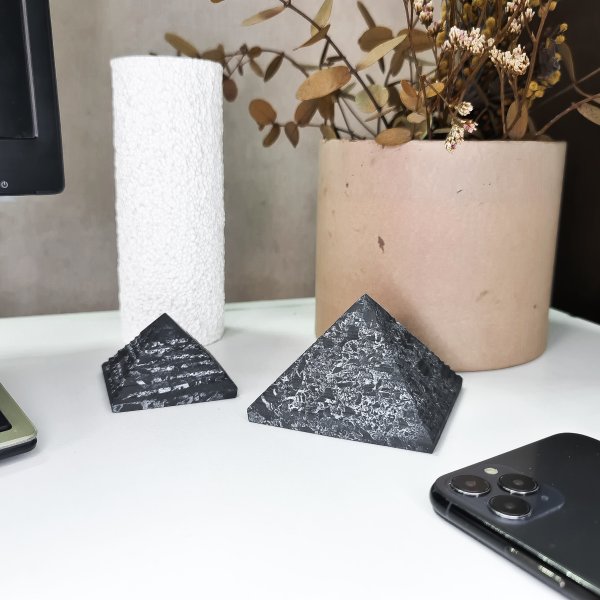 картинка Пирамида ребристая с кварцем 5 см, шунгит от интернет- магазина Планета шунгита
