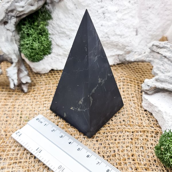 картинка Пирамида Голода шлифованная 5 см, шунгит от интернет- магазина Планета шунгита