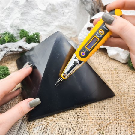 Пирамида полированная 15 см, шунгит