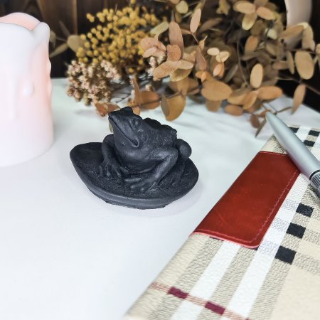 Лягушка на листе S Лягушка на листе S