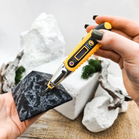 Пирамида с кварцем 8 см, шунгит