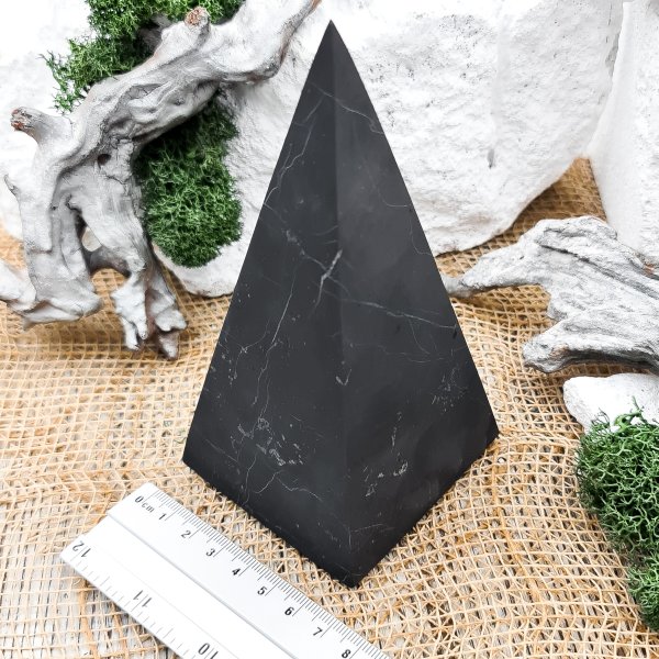 картинка Пирамида Голода шлифованная 7 см, шунгит от интернет- магазина Планета шунгита