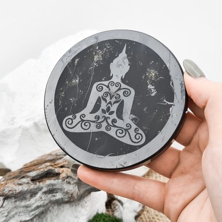 Плитка круглая полированная с гравировкой Будда (шлифованный фон), шунгит