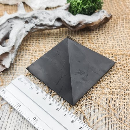 Пирамида полированная 7 см, шунгит