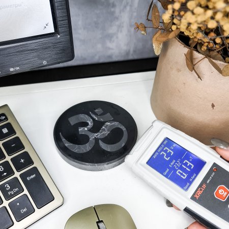 Плитка круглая полированная c гравировкой ОМ 10 см, шунгит