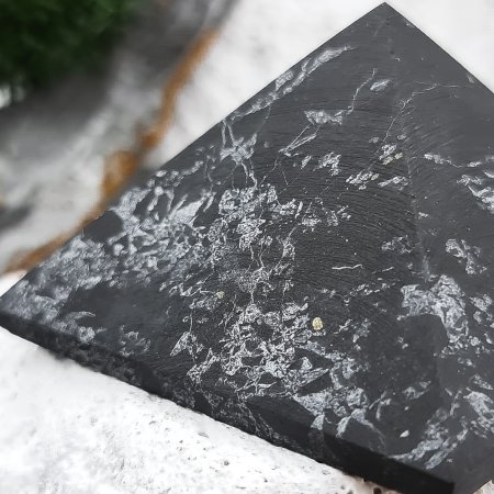 Пирамида с кварцем 5 см, шунгит