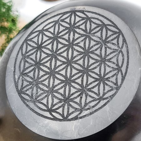 Скошенный шар с гравировкой Цветок жизни 8 см, шунгит