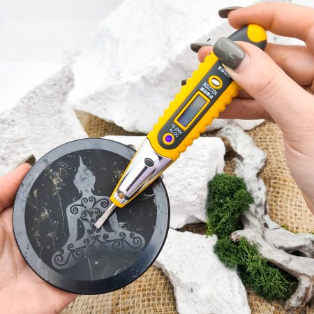 Плитка круглая полированная с гравировкой Будда (шлифованный фон), шунгит