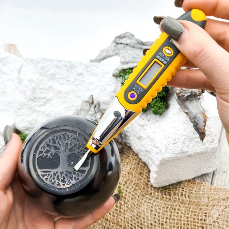 Скошенный шар с глубокой гравировкой Дерево жизни 8 см, шунгит