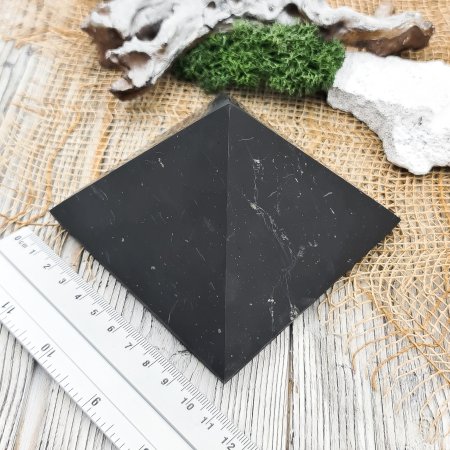 Пирамида шлифованная 10 см, шунгит