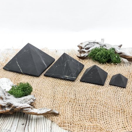 Набор пирамиды шлифованные, шунгит