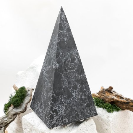 Пирамида Голода с кварцем 10 см, шунгит