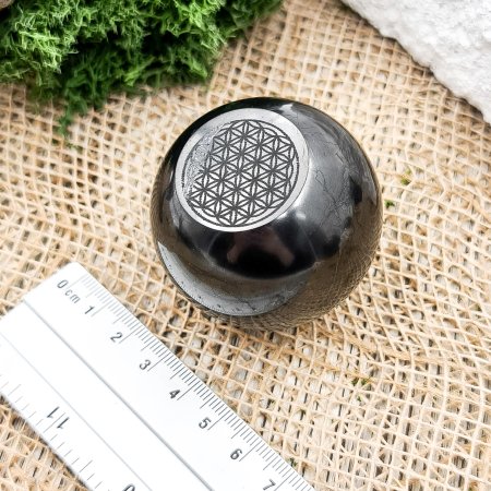 Скошенный шар с гравировкой Цветок жизни 5 см, шунгит