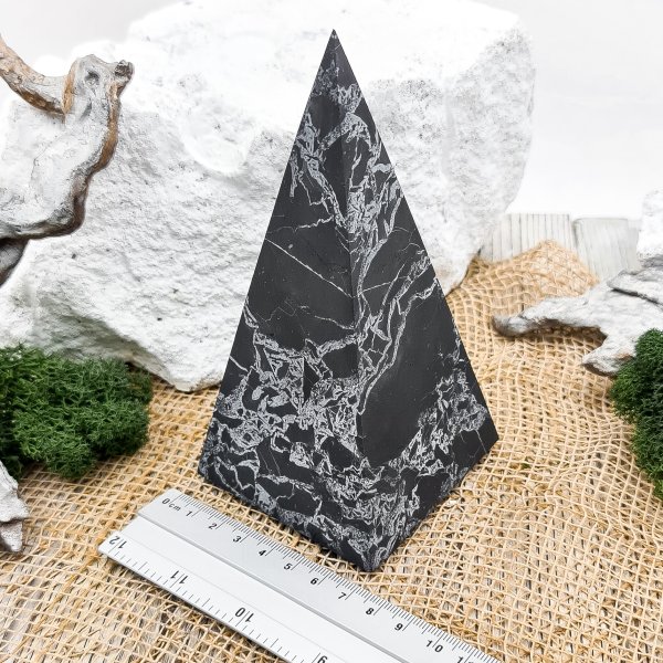 картинка Пирамида Голода с кварцем 7 см, шунгит от интернет- магазина Планета шунгита