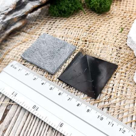 Пирамиды гармонизаторы шунгит/талькохлорит 4 см, шунгит