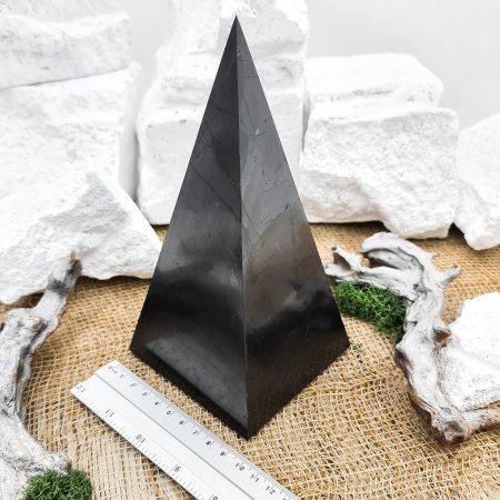 Пирамида Голода полированная 10 см, шунгит
