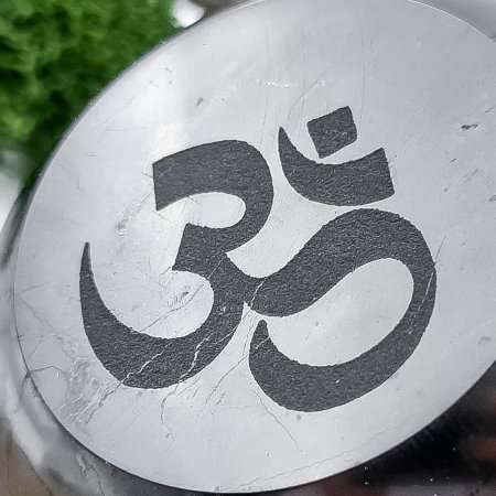 Скошенный шар с гравировкой Ом , шунгит