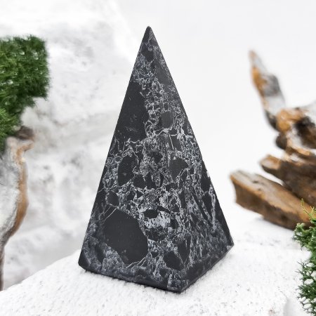 Пирамида Голода с кварцем 3 см, шунгит