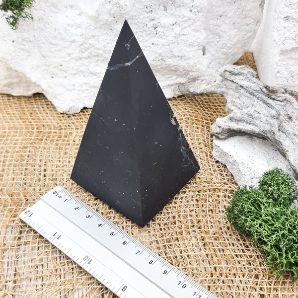 картинка Пирамида Голода шлифованная 6 см, шунгит от интернет- магазина Планета шунгита