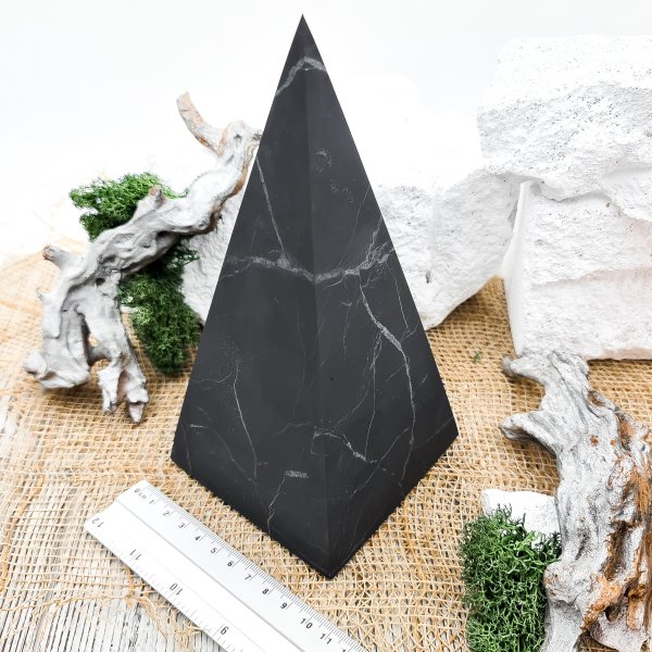 картинка Пирамида Голода шлифованная 10 см, шунгит от интернет- магазина Планета шунгита