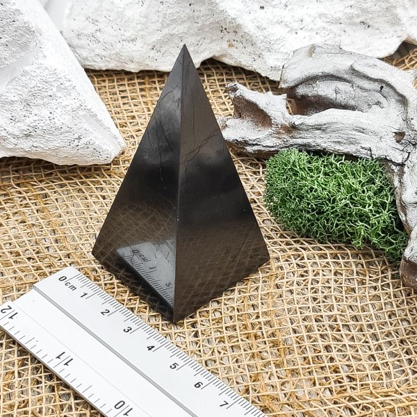 картинка Пирамида Голода полированная 4 см, шунгит от интернет- магазина Планета шунгита