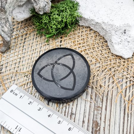 Плитка круглая полированная c гравировкой Трикветр 5 см, шунгит