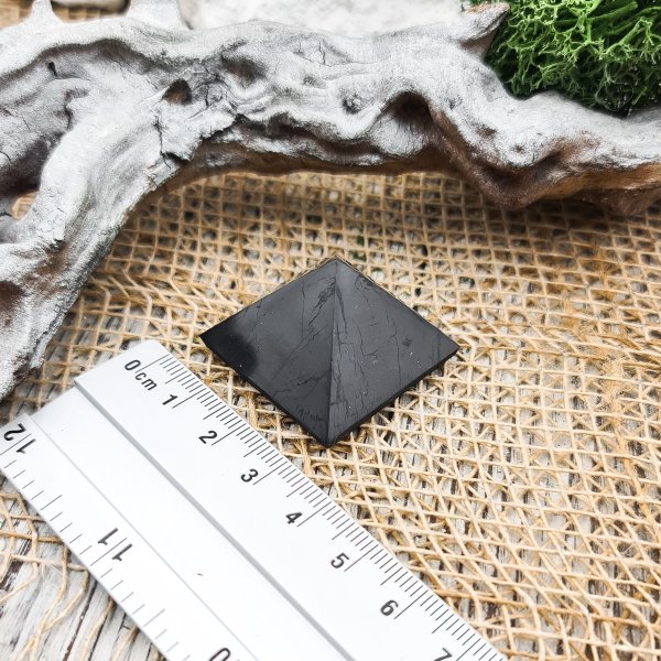 картинка Пирамида полированная 3 см, шунгит от интернет- магазина Планета шунгита