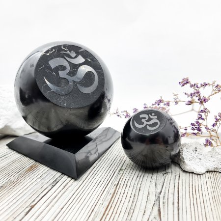 Скошенный шар с глубокой гравировкой ОМ 10 см, шунгит