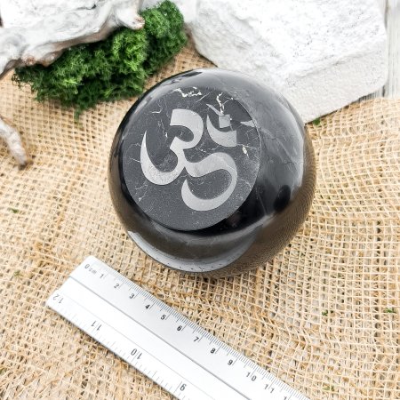 Скошенный шар с глубокой гравировкой ОМ 10 см, шунгит