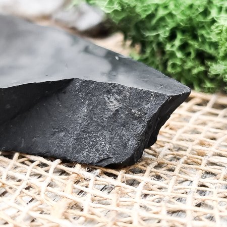 Подставка для шара/яйца рваная средняя, шунгит