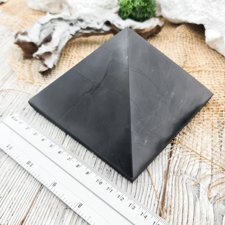 Пирамида полированная 12 см, шунгит