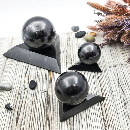 Подставка для шара/яйца треугольная малая, шунгит Подставка для шара/яйца треугольная малая, шунгит