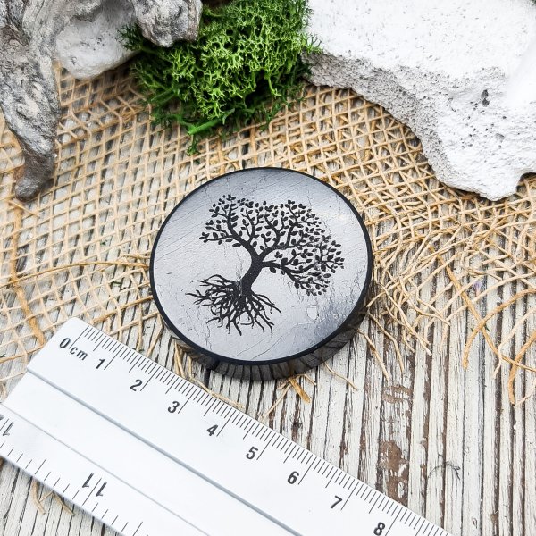 картинка Плитка круглая полированная c гравировкой Дерево жизни 5 см, шунгит от интернет-магазина Планета Шунгита