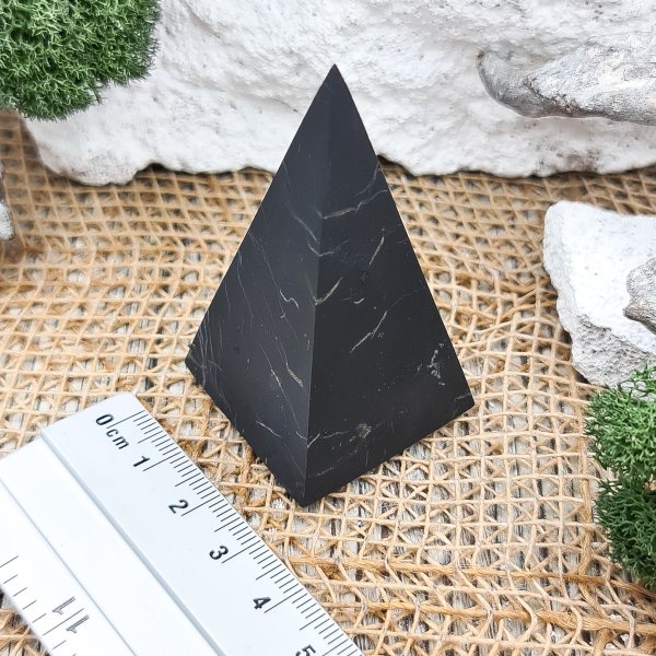 картинка Пирамида Голода шлифованная 3 см, шунгит от интернет- магазина Планета шунгита