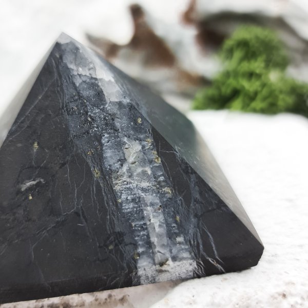 картинка Пирамида с кварцем 5 см от интернет- магазина Планета шунгита