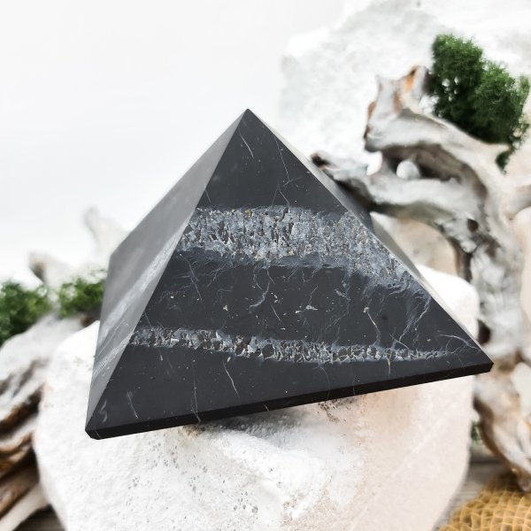 картинка Пирамида с кварцем 10 см от интернет- магазина Планета шунгита