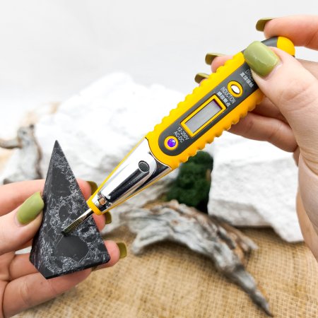 Пирамида Голода с кварцем 3 см, шунгит