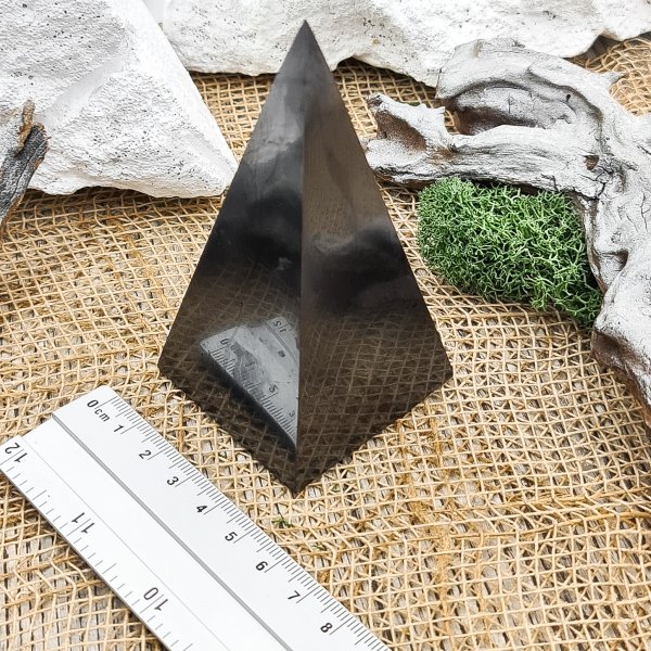 картинка Пирамида Голода полированная 5 см, шунгит от интернет- магазина Планета шунгита