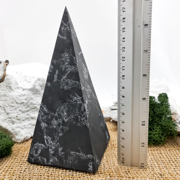 картинка Пирамида Голода с кварцем 9 см, шунгит от интернет- магазина Планета шунгита