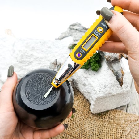 Скошенный шар с гравировкой Цветок жизни 8 см, шунгит