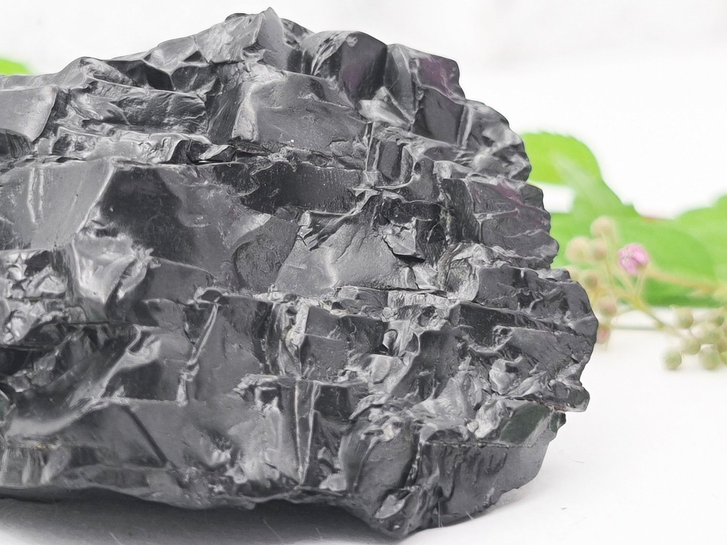 Загадочность и уникальность шунгита: происхождение и полезные свойства