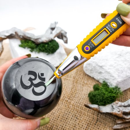 Скошенный шар с гравировкой Ом , шунгит