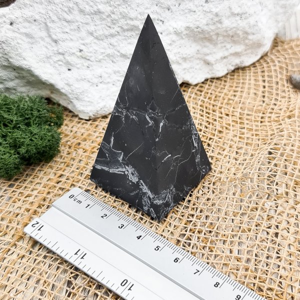 картинка Пирамида Голода с кварцем 4 см, шунгит от интернет- магазина Планета шунгита